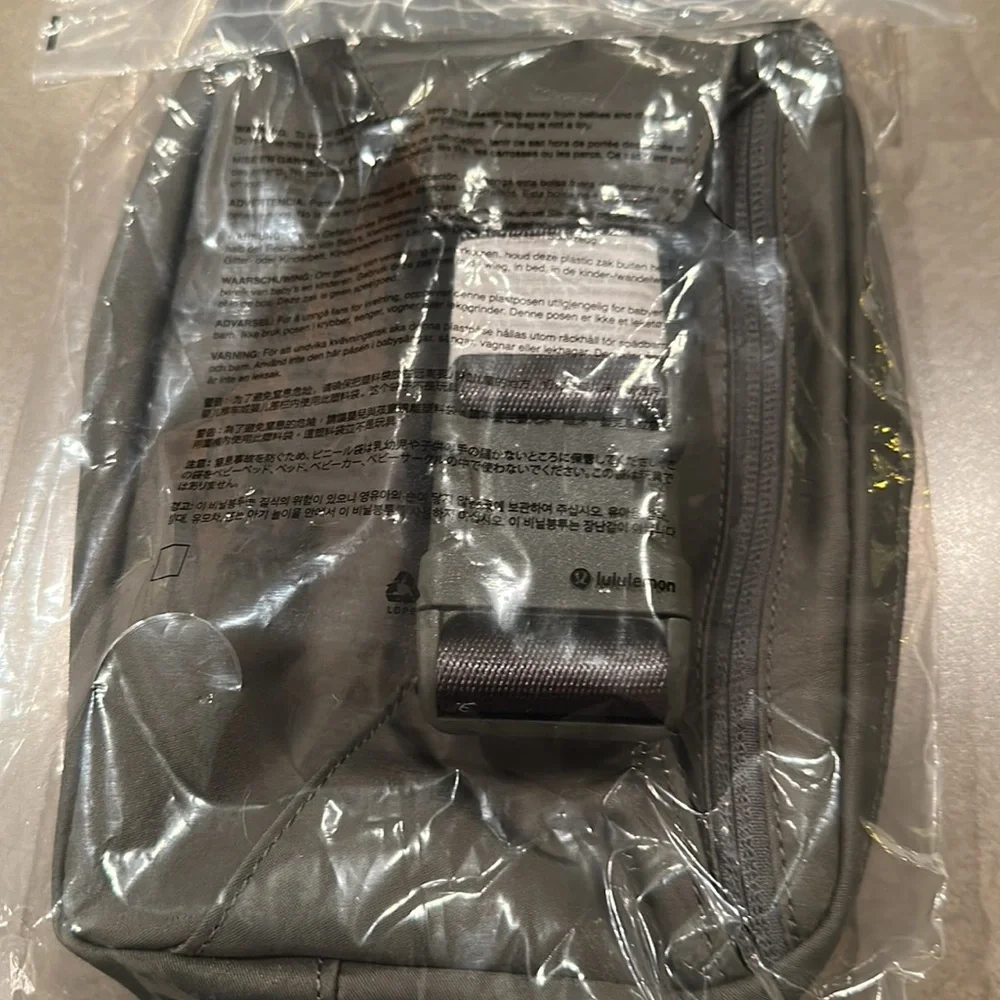Lululemon Everywhere Belt Bag. NEW. Large 2L - Picture 10 of 12